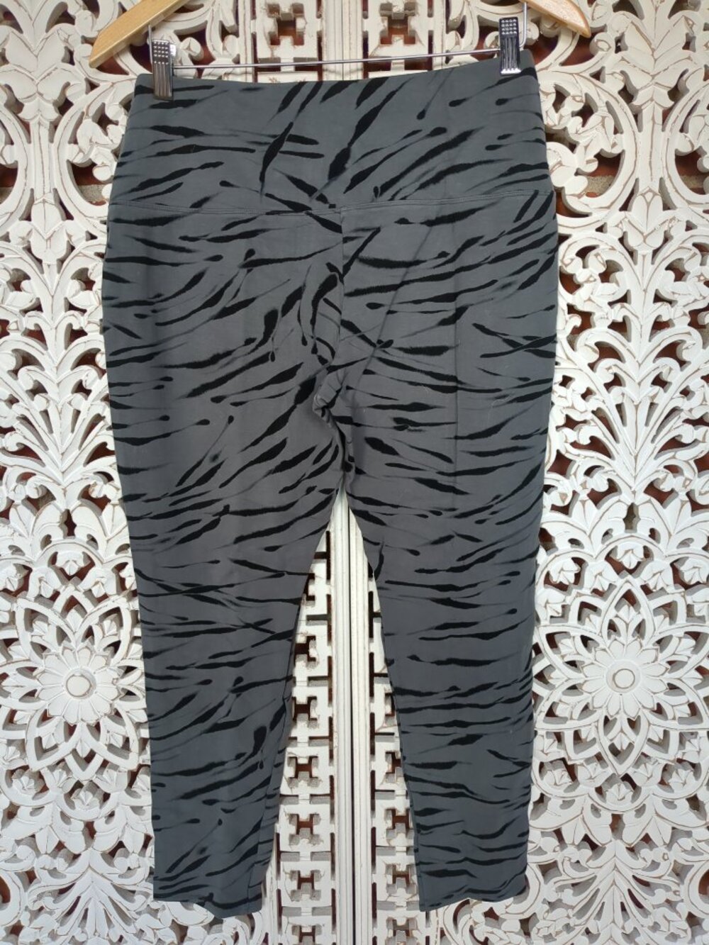 L Animal Print Work Out Leggings - Picture 2 of 7